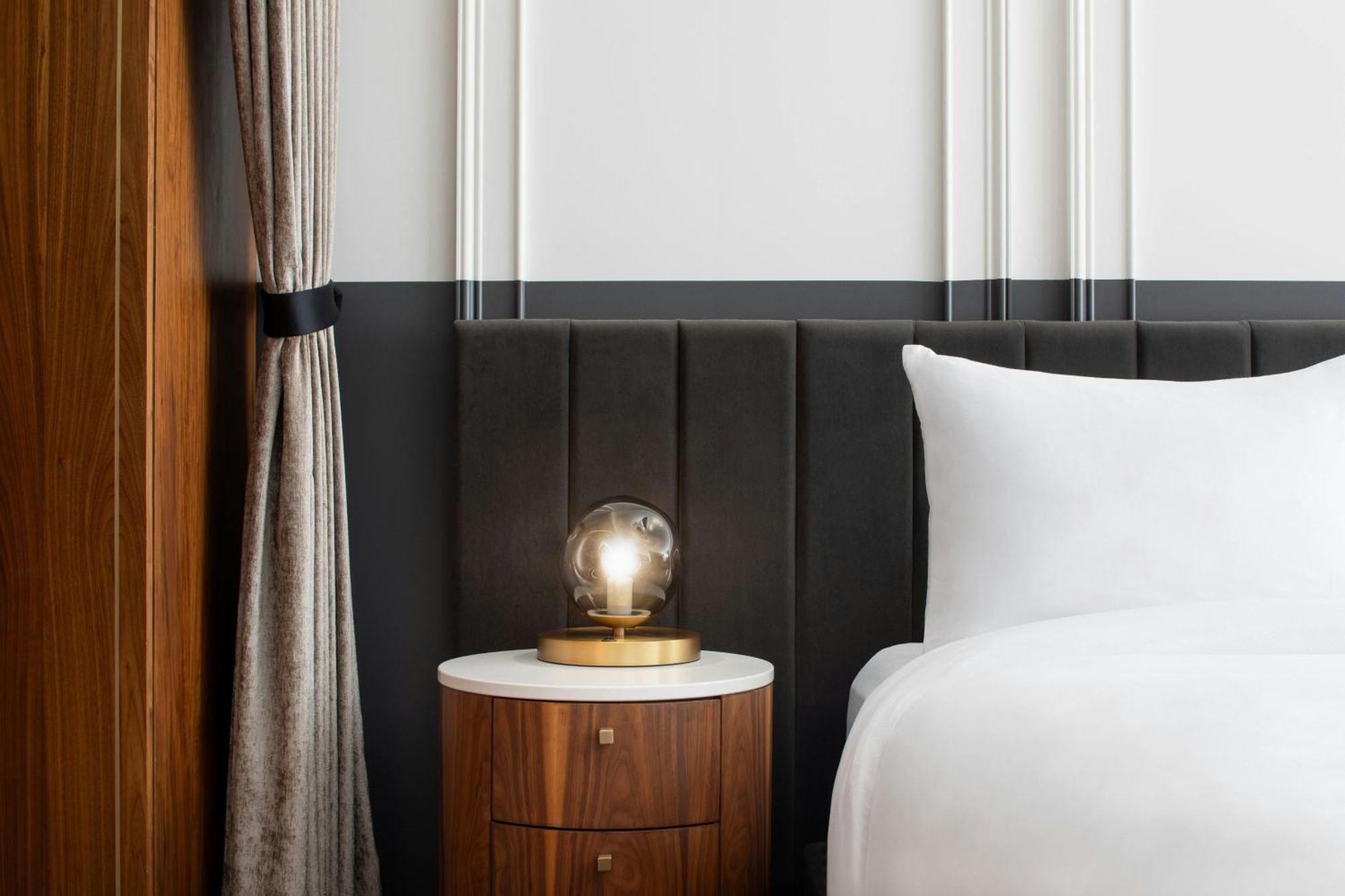 Honeyrose Hotel, Montreal, A Tribute Portfolio Hotel المظهر الخارجي الصورة A bedside table